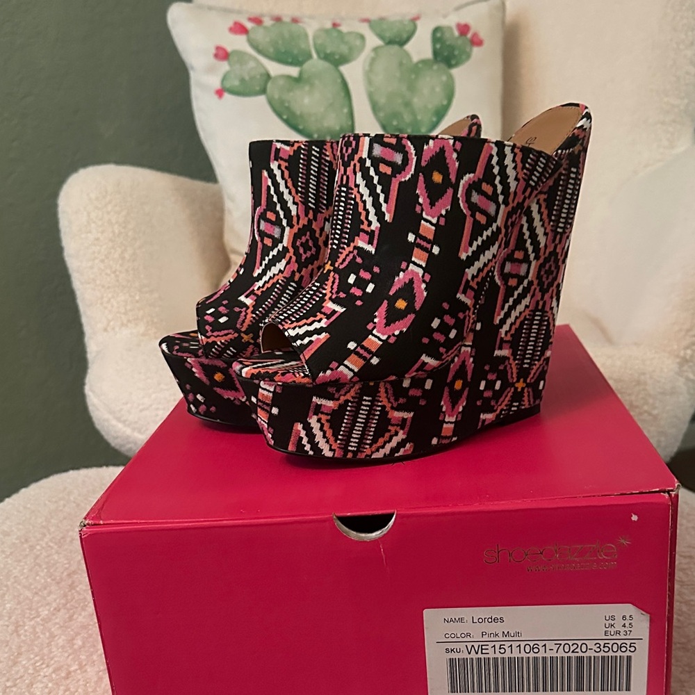 Shoe Dazzle Black and Pink Patterned Wedges